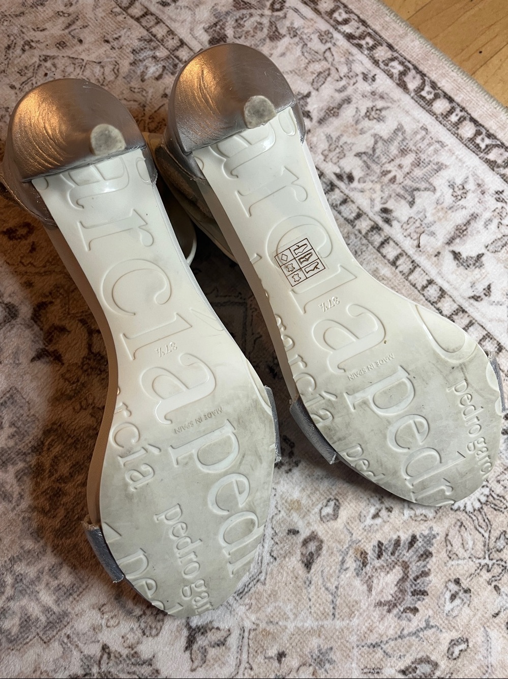 Pedro Garcia Winka Heels
Pebbled Leather White & Silver Metallic EU 37.5 - Picture 7 of 8